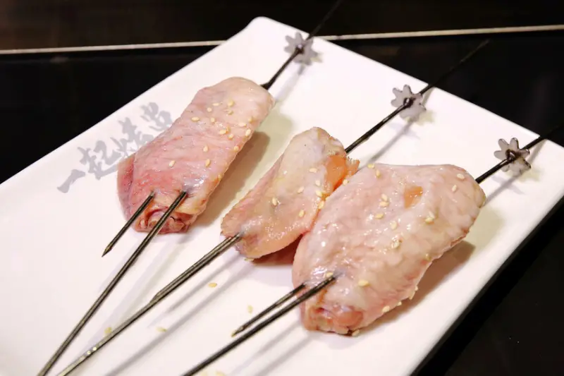 【新開店】串燒自動燒烤搶先吃！一起烤串-想吃什麼串燒放上去就