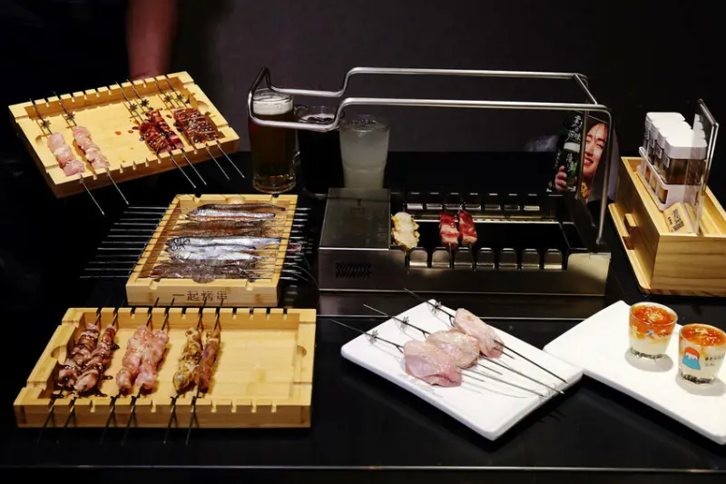 【新開店】串燒自動燒烤搶先吃！一起烤串-想吃什麼串燒放上去就