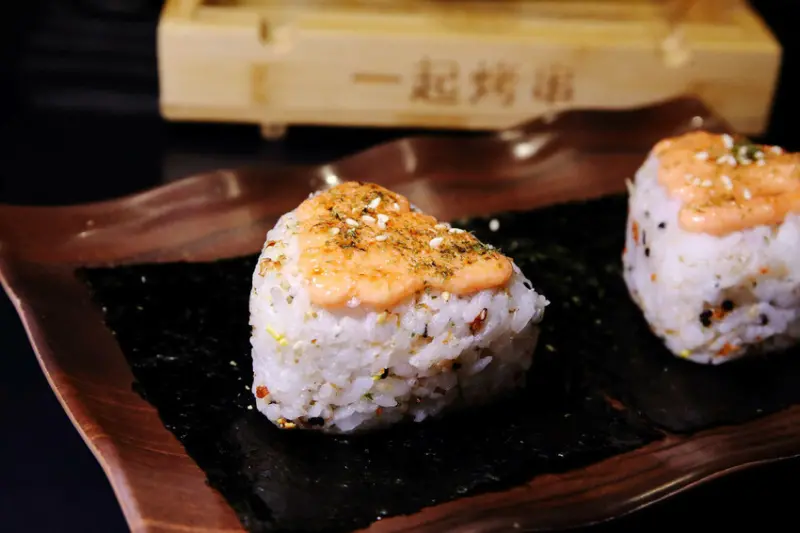 【新開店】串燒自動燒烤搶先吃！一起烤串-想吃什麼串燒放上去就