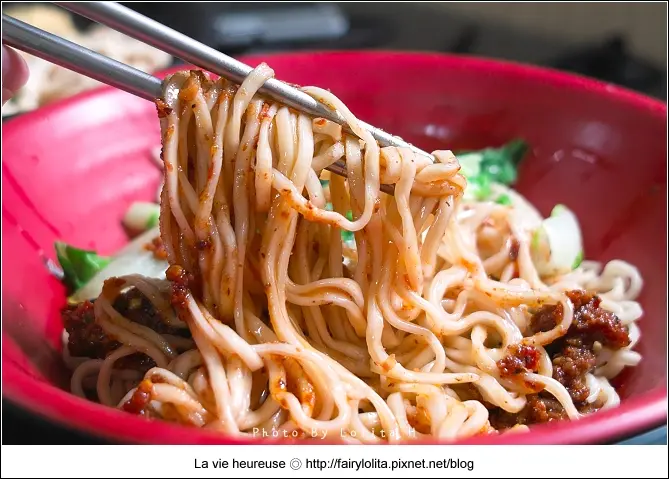 《北市中山區♥食記》兄弟麵館(大直店)。蒜香濃郁的雞蓉蛋醬麵，好吃到讓人停不下來！