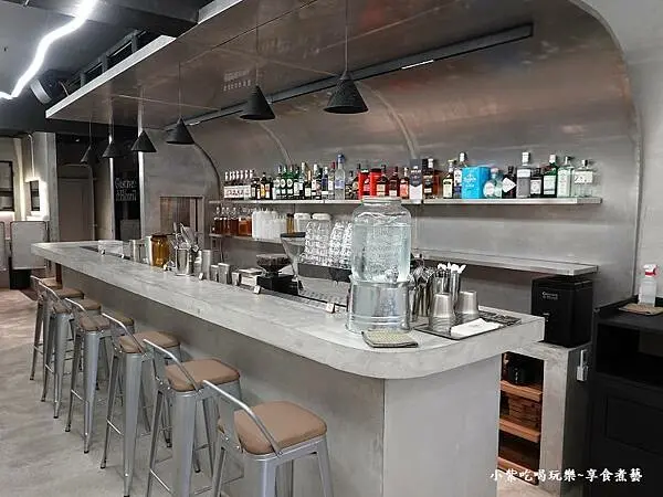 2樓吧台區座位-古斯塔亨利板橋店.jpg