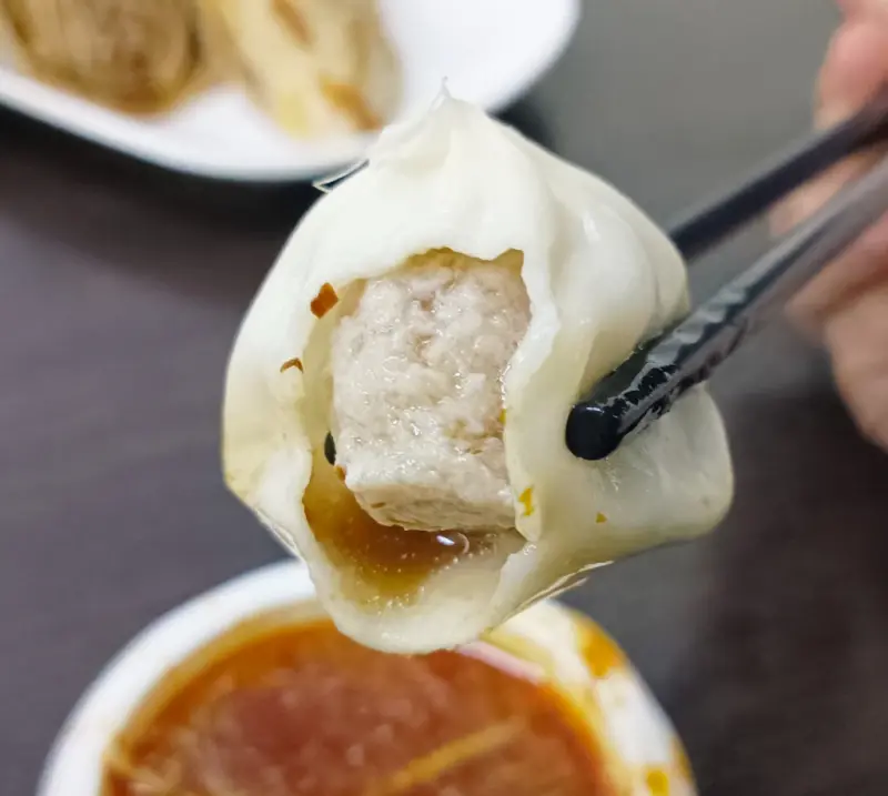 小龍湯包爆汁滿口香，牛肉捲餅酥香脆竹東宵夜新寵就在這！