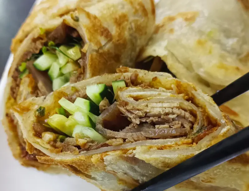 小龍湯包爆汁滿口香，牛肉捲餅酥香脆竹東宵夜新寵就在這！