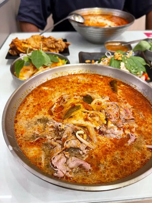 台南越南河粉推薦：鴻公公，濃郁系生牛肉/香茅雞酸辣河粉～椰香