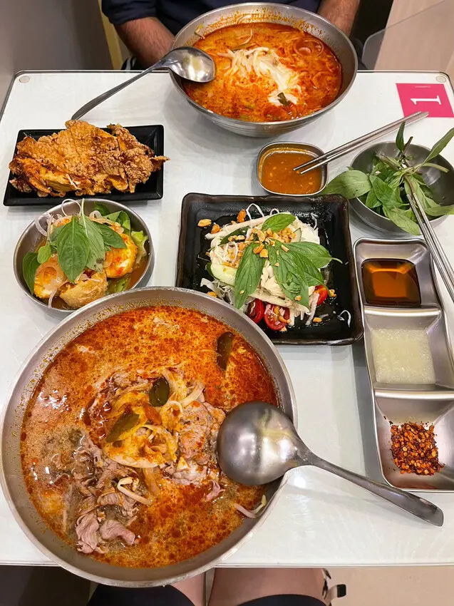 台南越南河粉推薦：鴻公公，濃郁系生牛肉/香茅雞酸辣河粉～椰香