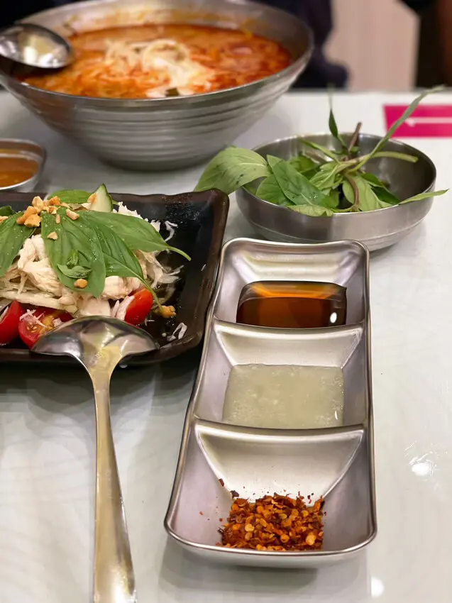 台南越南河粉推薦：鴻公公，濃郁系生牛肉/香茅雞酸辣河粉～椰香