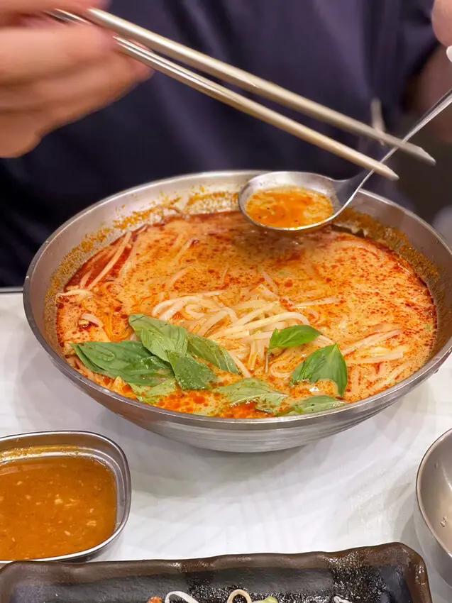 台南越南河粉推薦：鴻公公，濃郁系生牛肉/香茅雞酸辣河粉～椰香