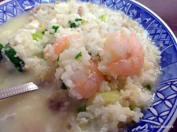 (台北捷運小南門線中正紀念堂站周邊美食)「南昌廣東粥/超跩食堂」--- 主打多款用料豐富的台粵日式粥飯炒麵，粥鮮麵Q的「海鮮粥」與「牛肉炒烏龍」!