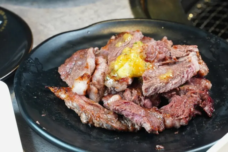 現切肋眼牛排、和牛嫩肩牛排吃到飽 肉次方新菜登場 吃一片就回