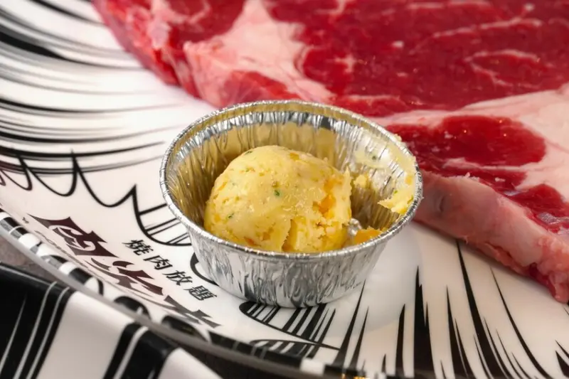 現切肋眼牛排、和牛嫩肩牛排吃到飽 肉次方新菜登場 吃一片就回