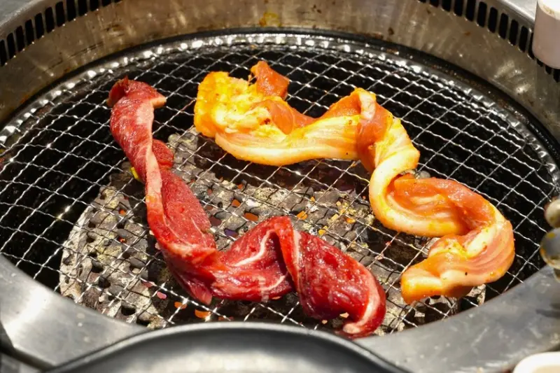 現切肋眼牛排、和牛嫩肩牛排吃到飽 肉次方新菜登場 吃一片就回