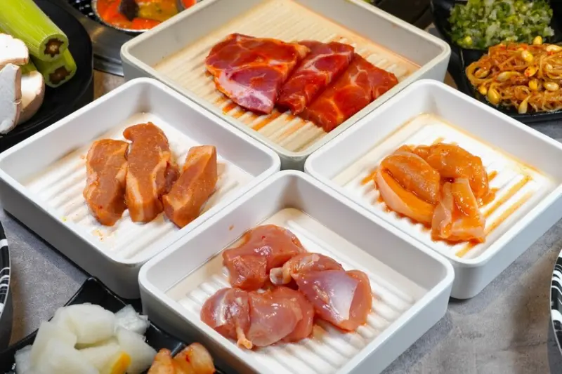 現切肋眼牛排、和牛嫩肩牛排吃到飽 肉次方新菜登場 吃一片就回