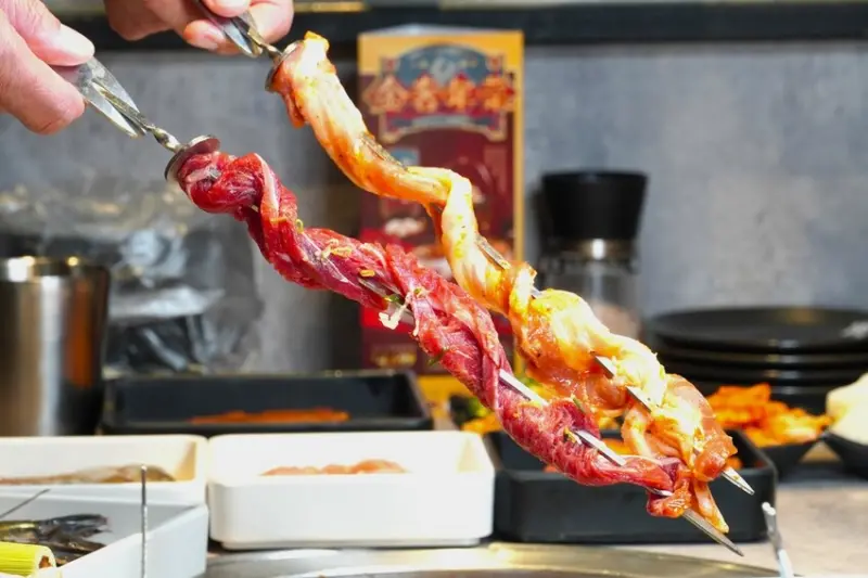 現切肋眼牛排、和牛嫩肩牛排吃到飽 肉次方新菜登場 吃一片就回