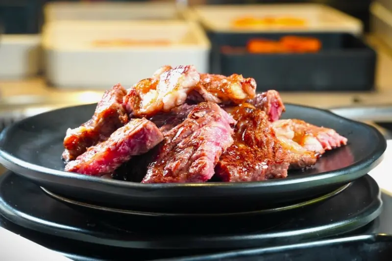 現切肋眼牛排、和牛嫩肩牛排吃到飽 肉次方新菜登場 吃一片就回