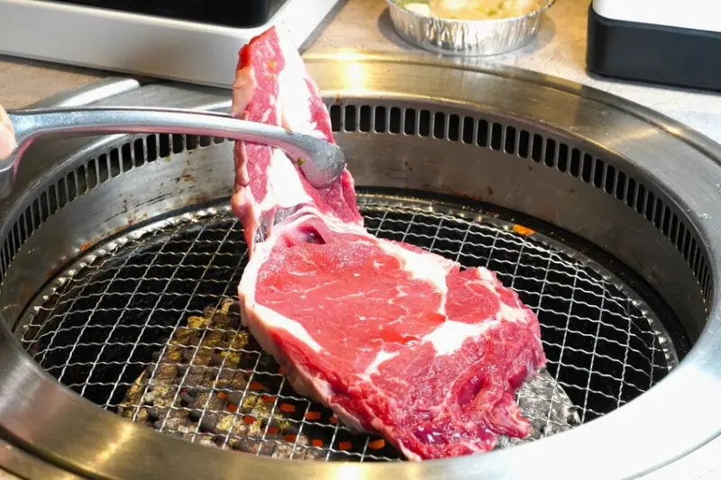 現切肋眼牛排、和牛嫩肩牛排吃到飽 肉次方新菜登場 吃一片就回