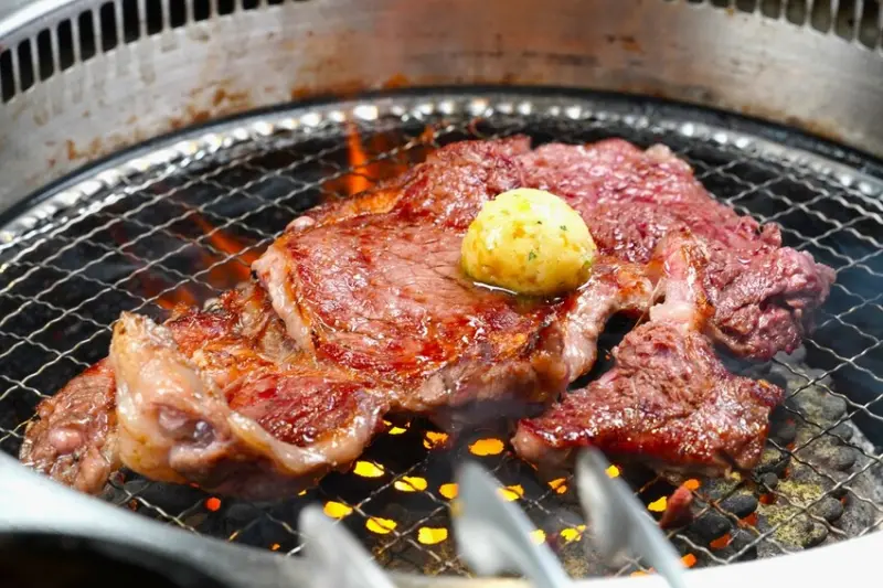 現切肋眼牛排、和牛嫩肩牛排吃到飽 肉次方新菜登場 吃一片就回