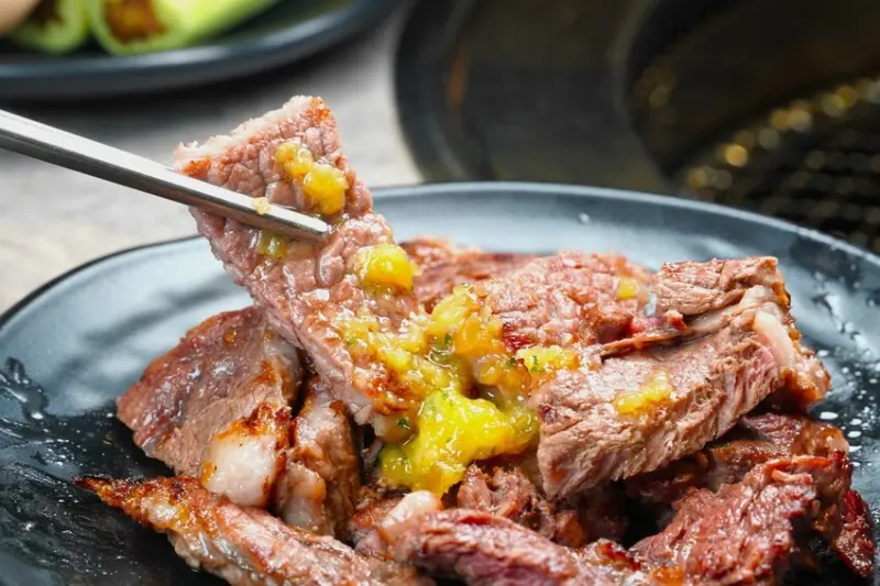 現切肋眼牛排、和牛嫩肩牛排吃到飽 肉次方新菜登場 吃一片就回