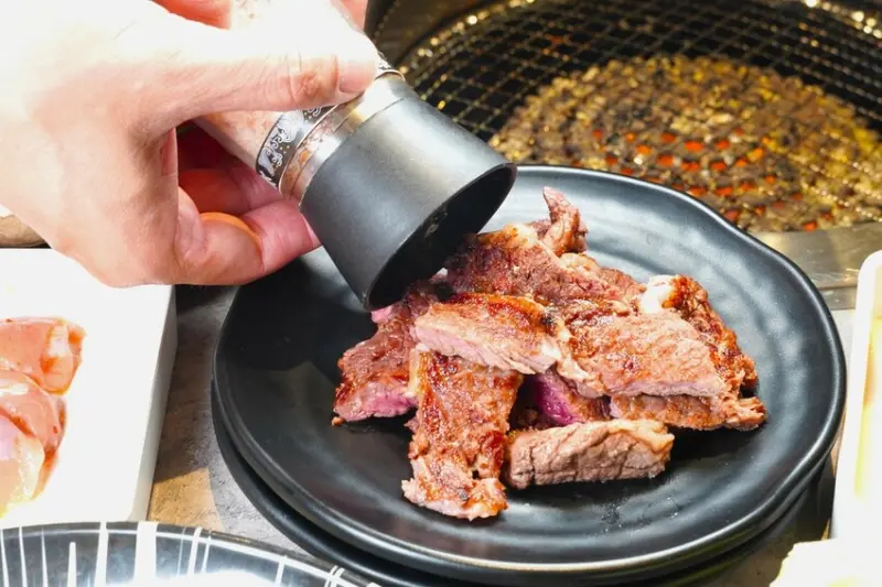 現切肋眼牛排、和牛嫩肩牛排吃到飽 肉次方新菜登場 吃一片就回