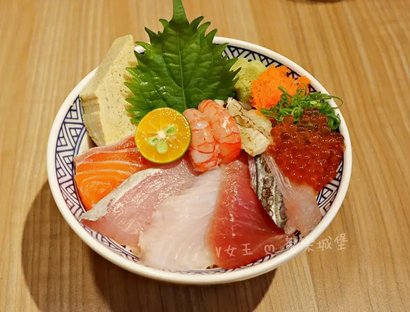 坐著做。海鮮丼飯專門店（新莊幸福店）｜巷弄中驚喜日式料理，海