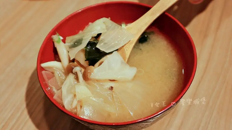 坐著做。海鮮丼飯專門店（新莊幸福店）｜巷弄中驚喜日式料理，海