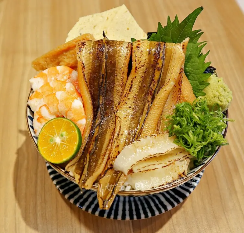 坐著做。海鮮丼飯專門店（新莊幸福店）｜巷弄中驚喜日式料理，海
