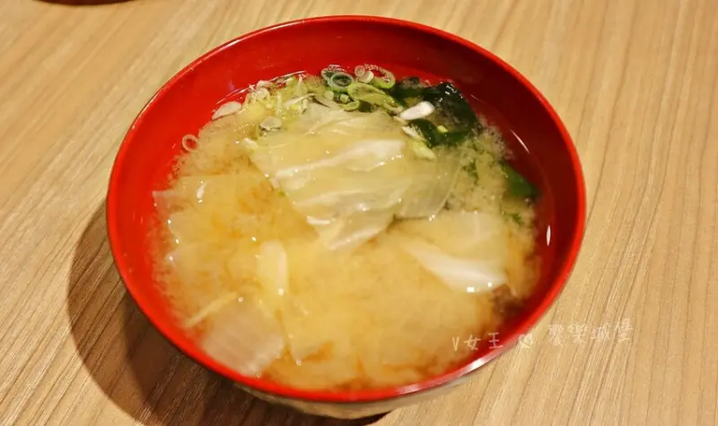 坐著做。海鮮丼飯專門店（新莊幸福店）｜巷弄中驚喜日式料理，海