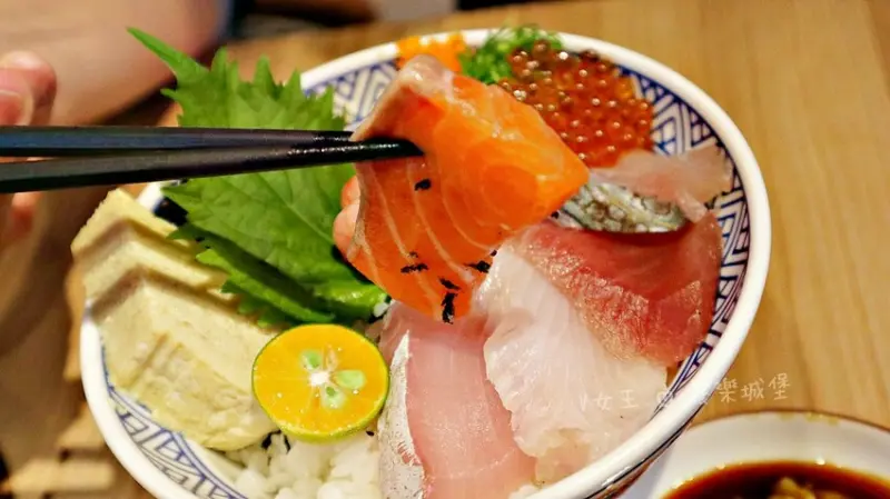 坐著做。海鮮丼飯專門店（新莊幸福店）｜巷弄中驚喜日式料理，海