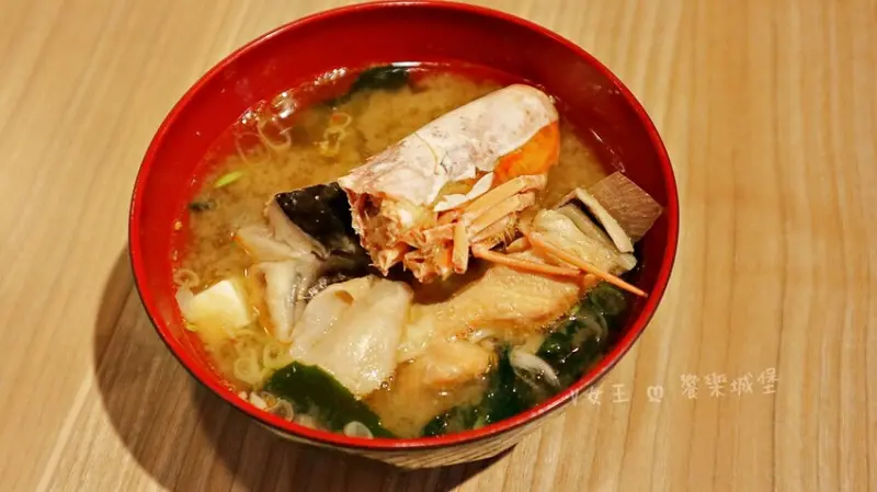 坐著做。海鮮丼飯專門店（新莊幸福店）｜巷弄中驚喜日式料理，海