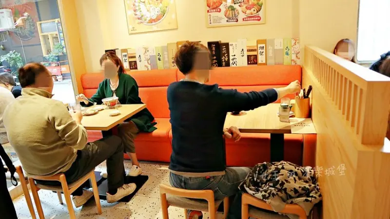 坐著做。海鮮丼飯專門店（新莊幸福店）｜巷弄中驚喜日式料理，海