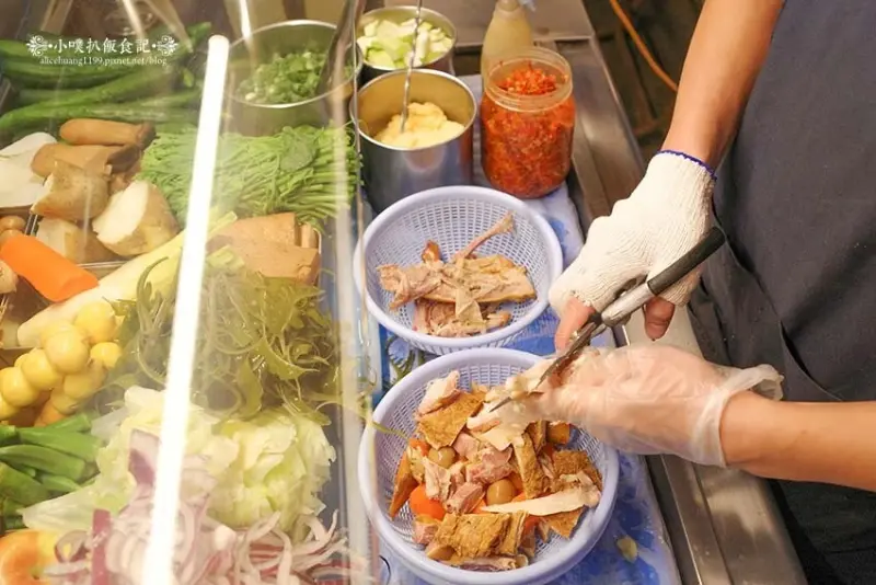 【樂華夜市美食】『小么雞鹹水雞 樂華夜市店』排隊美食/雞肉以