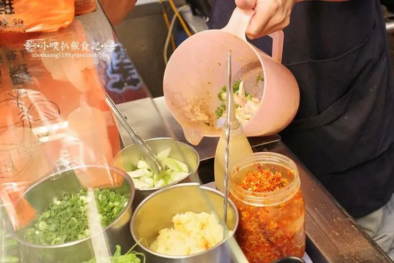 【樂華夜市美食】『小么雞鹹水雞 樂華夜市店』排隊美食/雞肉以