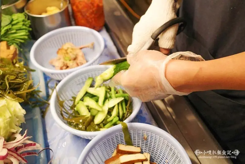 【樂華夜市美食】『小么雞鹹水雞 樂華夜市店』排隊美食/雞肉以
