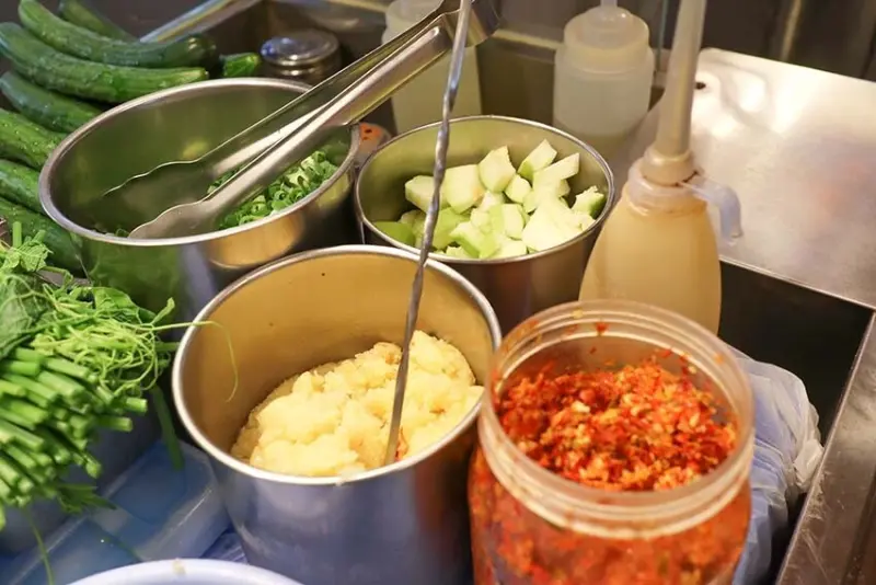 【樂華夜市美食】『小么雞鹹水雞 樂華夜市店』排隊美食/雞肉以