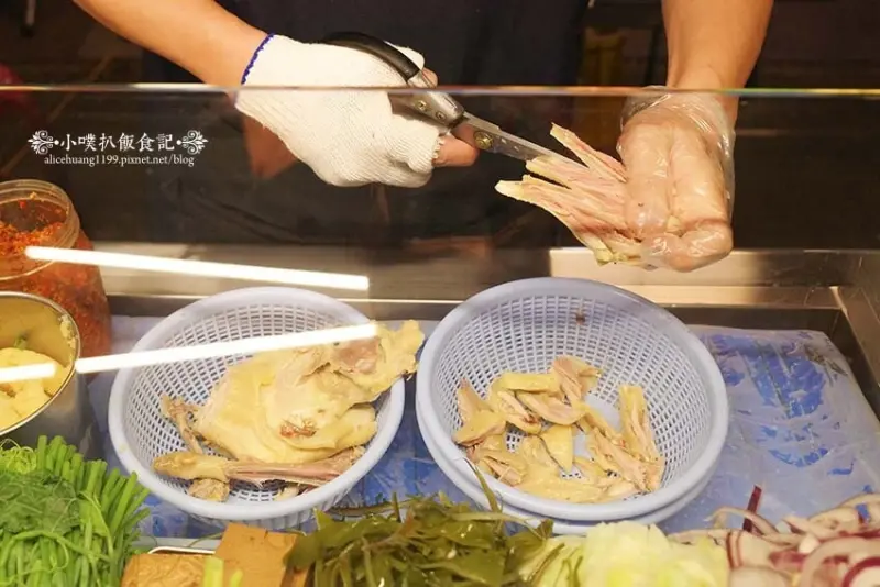 【樂華夜市美食】『小么雞鹹水雞 樂華夜市店』排隊美食/雞肉以