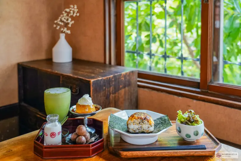 台南昭和復古老宅咖啡廳！「島鹿·喫茶」必吃招牌布丁與炙燒明太子飯糰。