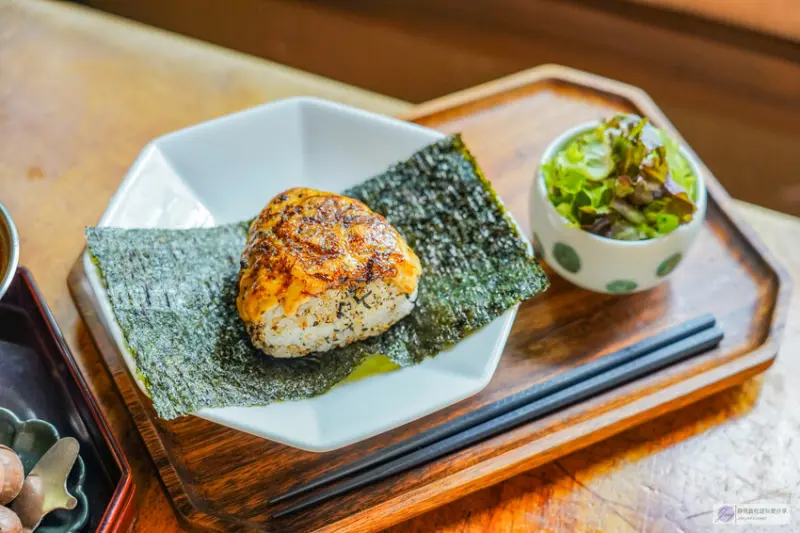 台南昭和復古老宅咖啡廳！「島鹿·喫茶」必吃招牌布丁與炙燒明太子飯糰。