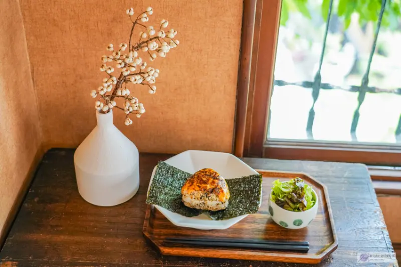 台南昭和復古老宅咖啡廳！「島鹿·喫茶」必吃招牌布丁與炙燒明太子飯糰。