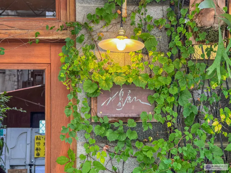 台南昭和復古老宅咖啡廳！「島鹿·喫茶」必吃招牌布丁與炙燒明太子飯糰。