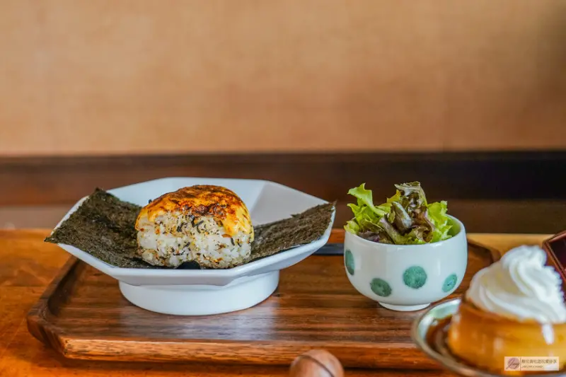 台南昭和復古老宅咖啡廳！「島鹿·喫茶」必吃招牌布丁與炙燒明太子飯糰。