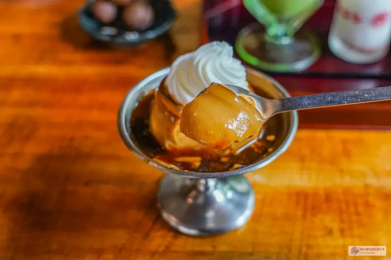 台南昭和復古老宅咖啡廳！「島鹿·喫茶」必吃招牌布丁與炙燒明太子飯糰。