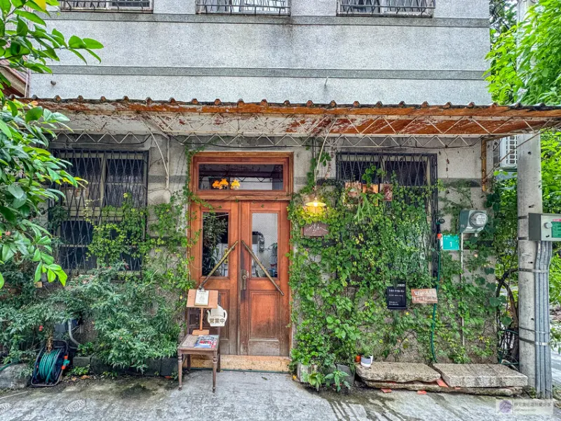 台南昭和復古老宅咖啡廳！「島鹿·喫茶」必吃招牌布丁與炙燒明太子飯糰。