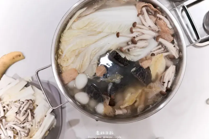 全聯冷凍火鍋湯底推薦｜天冷就要吃潮魯坊！滿滿料的眷香酸菜白肉