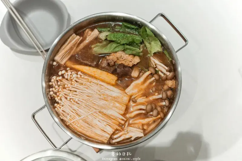 全聯冷凍火鍋湯底推薦｜天冷就要吃潮魯坊！滿滿料的眷香酸菜白肉