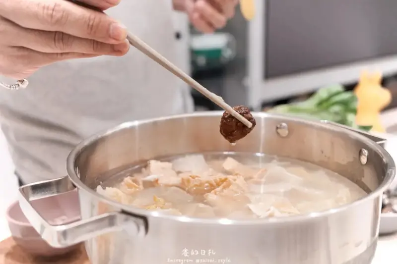 全聯冷凍火鍋湯底推薦｜天冷就要吃潮魯坊！滿滿料的眷香酸菜白肉