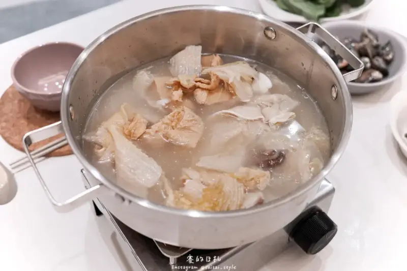 全聯冷凍火鍋湯底推薦｜天冷就要吃潮魯坊！滿滿料的眷香酸菜白肉