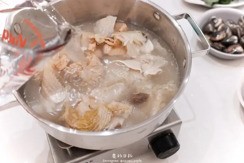 全聯冷凍火鍋湯底推薦｜天冷就要吃潮魯坊！滿滿料的眷香酸菜白肉