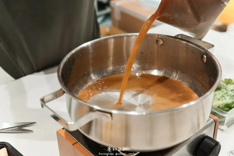 全聯冷凍火鍋湯底推薦｜天冷就要吃潮魯坊！滿滿料的眷香酸菜白肉