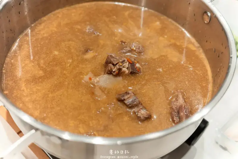 全聯冷凍火鍋湯底推薦｜天冷就要吃潮魯坊！滿滿料的眷香酸菜白肉