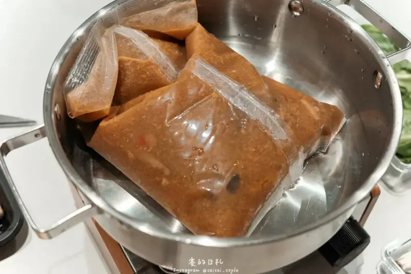 全聯冷凍火鍋湯底推薦｜天冷就要吃潮魯坊！滿滿料的眷香酸菜白肉