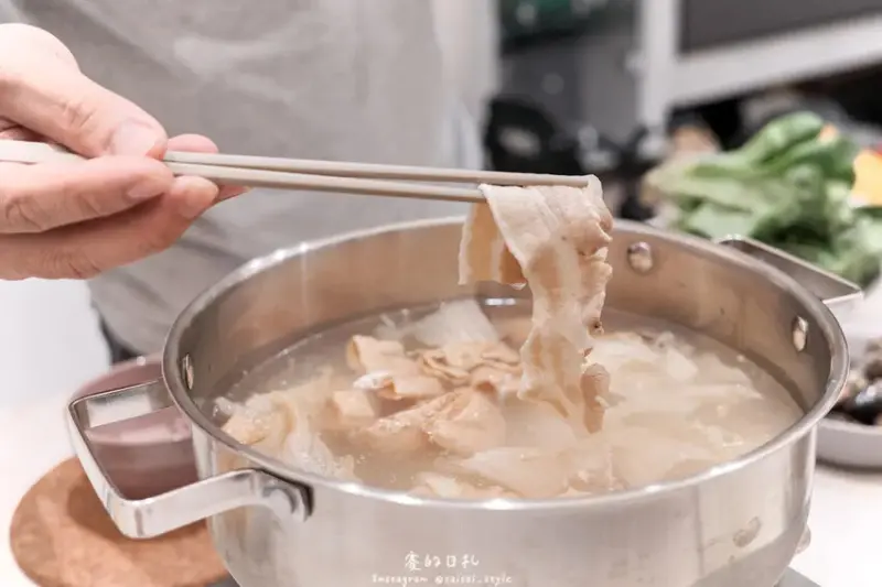 全聯冷凍火鍋湯底推薦｜天冷就要吃潮魯坊！滿滿料的眷香酸菜白肉
